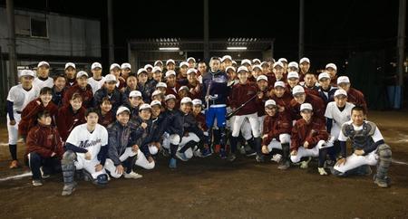 　千葉明徳高の選手の指導に訪れ、記念写真に納まるイチローさん（中央）＝代表撮影