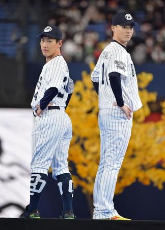 サードユニホームを披露するオリックス・吉田正尚とオリックス・山崎福也＝京セラドーム大阪（撮影・神子素慎一）
