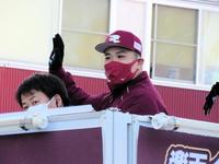 ファン感謝祭に参加し、パレードでファンに手を振る田中将（右）