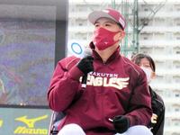 　トークショーに参加する田中将