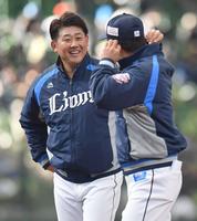 　トークショーを終え、松井稼頭央コーチ（右）と話しながらベンチへ戻る松坂大輔（撮影・西岡正）