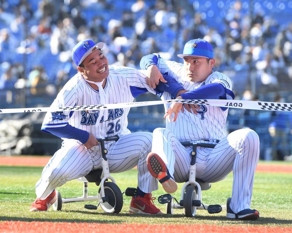 三輪車を使ったレースでハッスルするＤｅＮＡ・佐野恵太（右）とＤｅＮＡ・浜口遥大＝横浜（撮影・金田祐二）