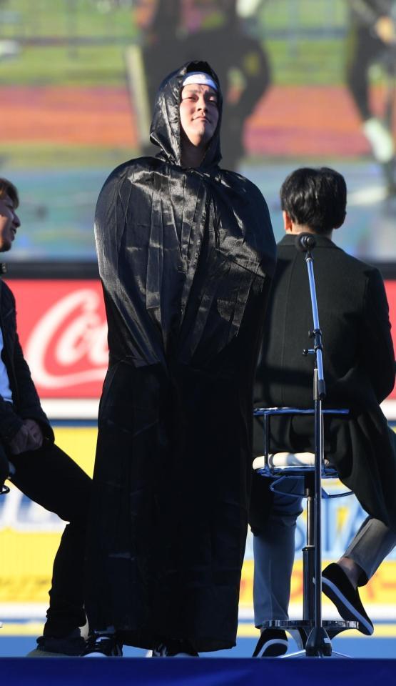 マントの下は漫画「スラムダンク」の格好のＤｅＮＡ・牧秀悟＝横浜（撮影・金田祐二）