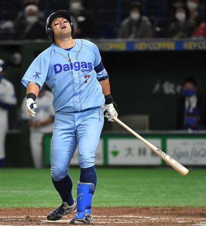 ５回、この試合３つ目の三振に倒れ、悔しがる大阪ガス・末包（撮影・伊藤笙子）