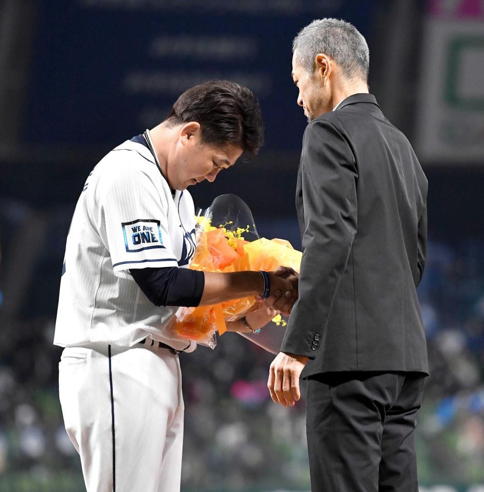 　イチロー氏（右）からのサプライズの花束に感極まる松坂氏（撮影・西岡正）