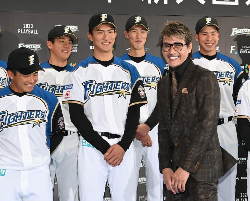 　ドラフト１位・達孝太（左から３人目）ら新入団選手と笑顔を見せる日本ハム・新庄剛志ビッグボス（撮影・高石航平）