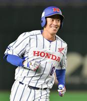 ４回、左越えソロを放ち、笑みを浮かべるホンダ熊本・稲垣（撮影・伊藤笙子）