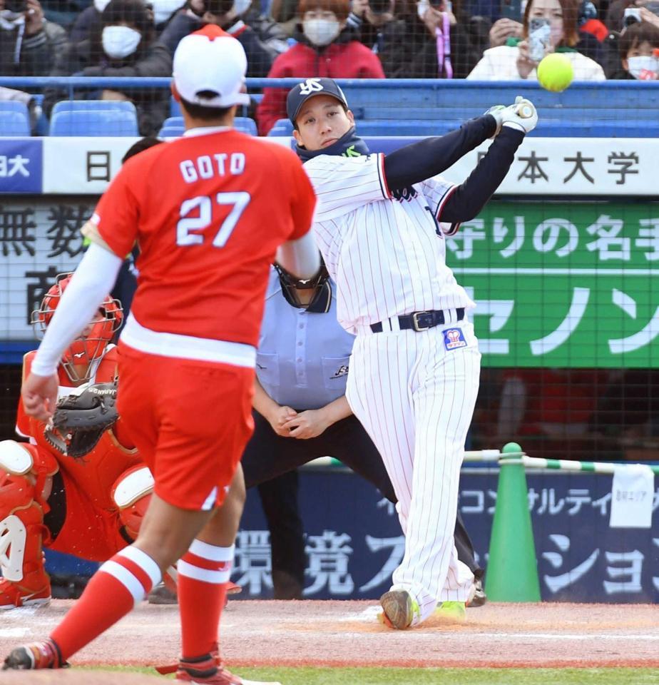 　女子ソフトボール日本代表・後藤希友と１打席対決で、遊ゴロに終わった山田（撮影・三好信也）