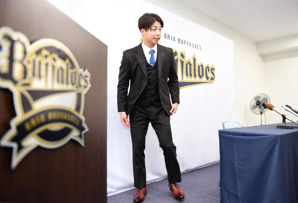 会見場を後にする漆原（撮影・北村雅宏）