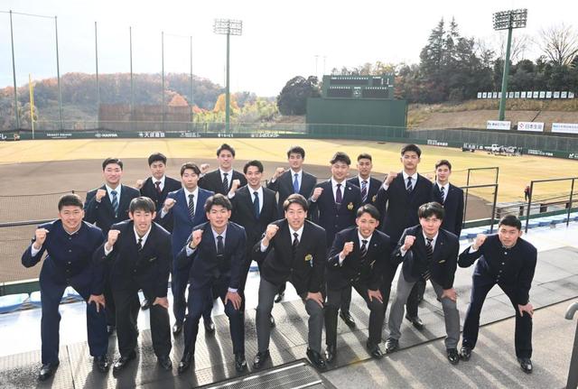 ドラ１・翁田大勢ら巨人の新入団選手１７人がジャイアンツ球場を見学