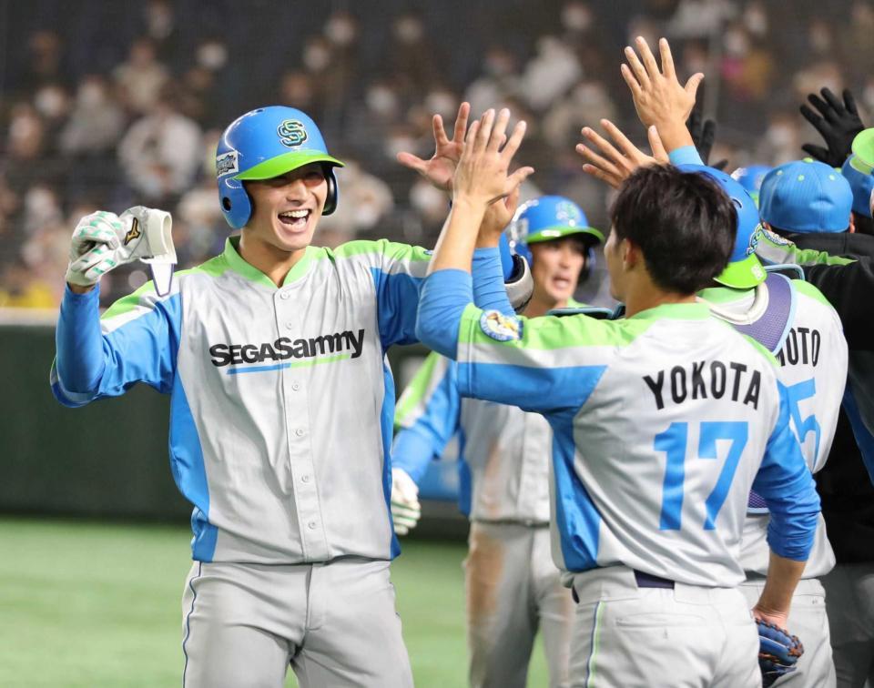 　３回、満塁本塁打を放ちナインに迎えられるセガサミー・中川（左）