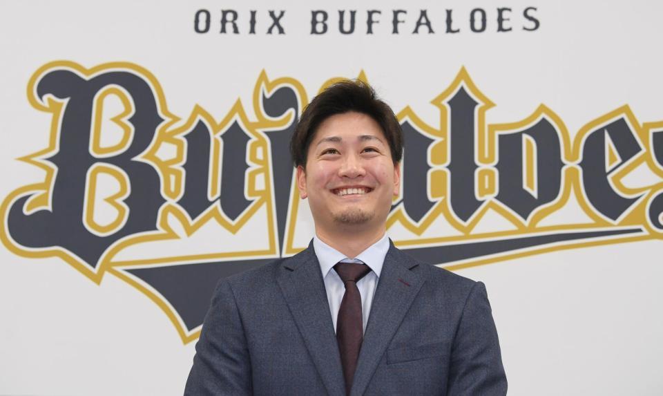 　笑顔で会見する竹安（撮影・田中太一）