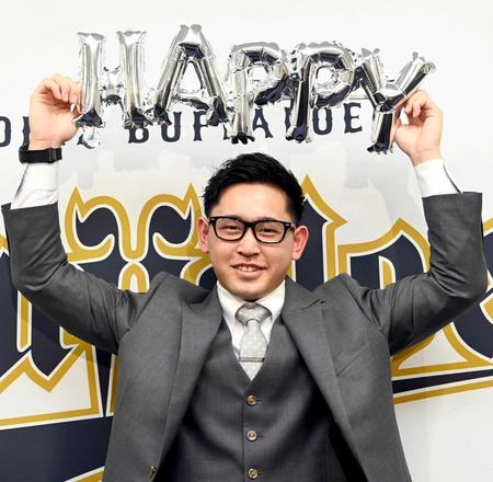 　大幅アップで更改した宮城は笑顔を見せる（撮影・田中太一）