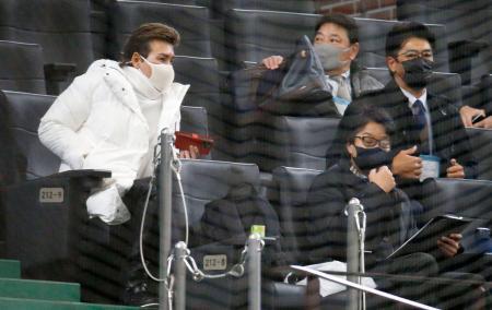 　１２球団合同トライアウトを視察に訪れた日本ハムの新庄監督（左端）と稲葉ＧＭ（右端）＝メットライフドーム