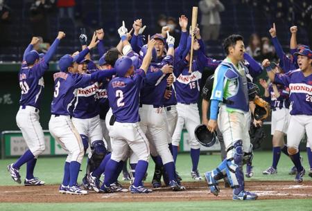　９回、古寺のサヨナラ本塁打で喜ぶホンダ熊本ナイン