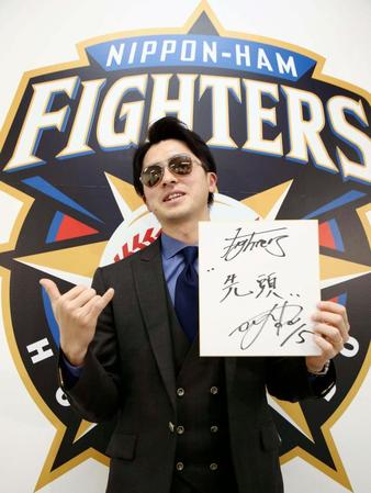 　契約更改交渉を終え、新庄監督をまねたポーズをとる日本ハム・上沢＝８日、札幌市（代表撮影）