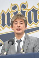 　契約更改を終え、会見する能見（撮影・高部洋祐）