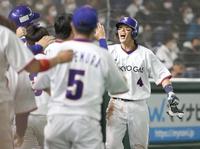 　１回、小野田の先制打で生還しナインに迎えられる東京ガスの一走・石川