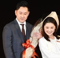 　妻・石川梨華（右）から花束を贈られた野上（撮影・佐藤厚）