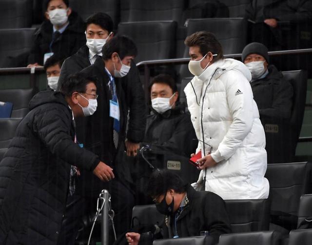 新庄監督が予告通りトライアウト視察 真っ白なロングダウンでオーラ
