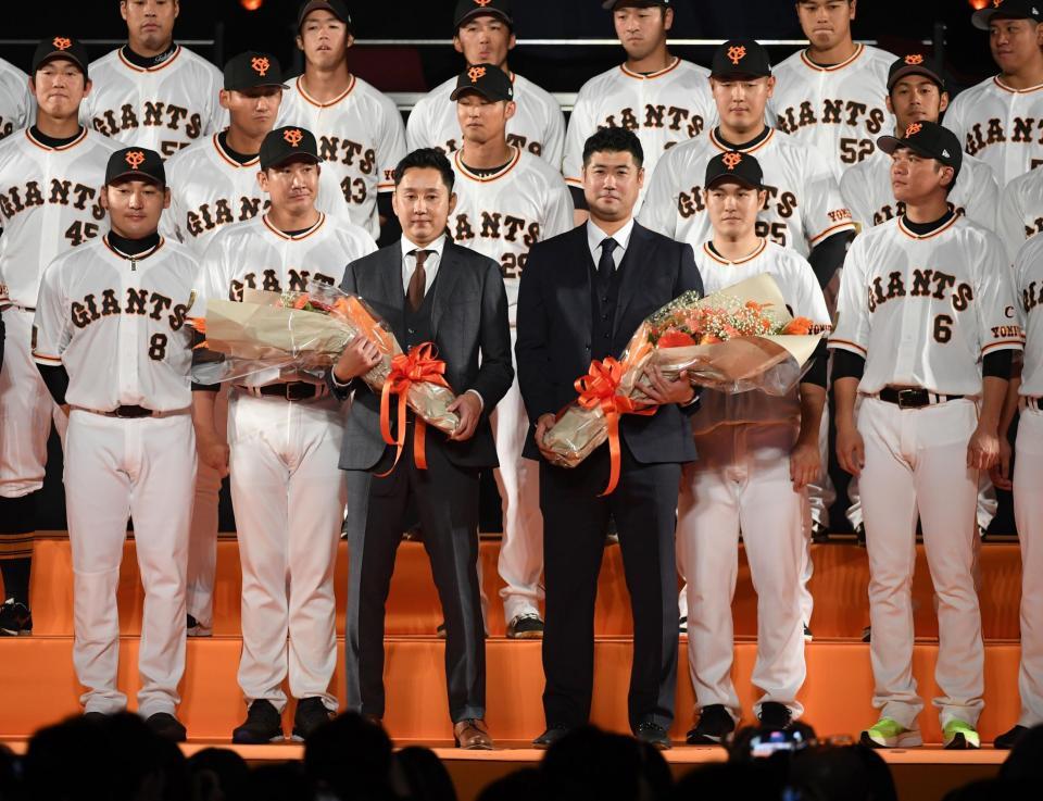 　巨人ナインと記念撮影する野上（中央左）、大竹（中央右）＝撮影・佐藤厚