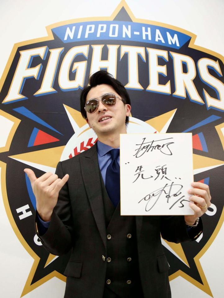 　契約更改交渉を終え、新庄監督をまねたポーズをとる日本ハム・上沢＝８日、札幌市（代表撮影）