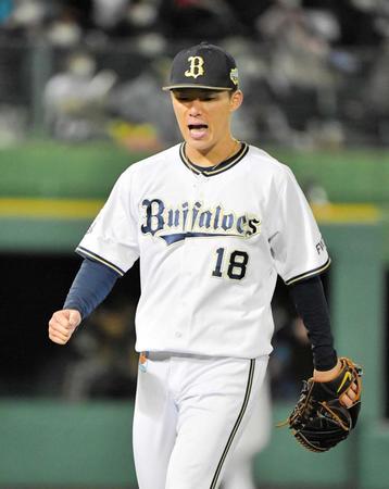 　９回を投げ終え雄叫びを上げベンチに戻る山本＝１１月２７日