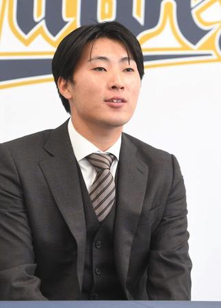 　育成再契約となり、会見する東（撮影・北村雅宏）