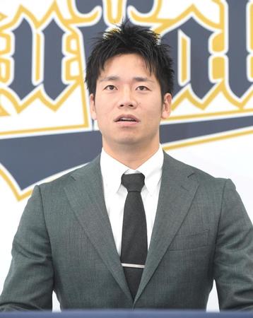 　育成再契約となり、会見する近藤（撮影・北村雅宏）