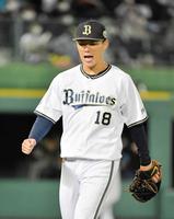 　９回を投げ終え雄叫びを上げベンチに戻る山本＝１１月２７日
