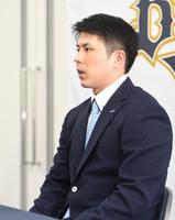 　現状維持で契約更改交渉を終え、会見する若月（撮影・北村雅宏）