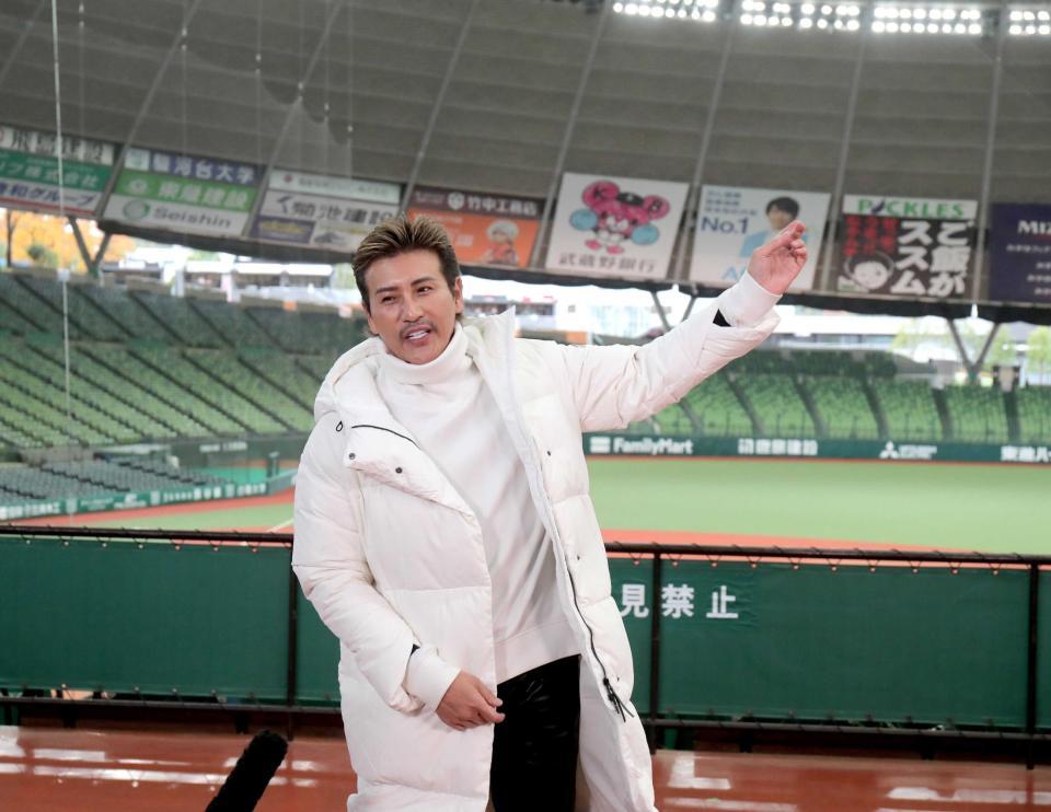 　トライアウトを視察し取材に応じる日本ハム・新庄ビッグボス