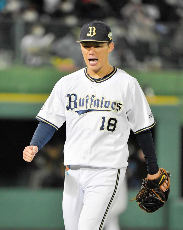 　９回を投げ終え雄叫びを上げベンチに戻る山本＝１１月２７日