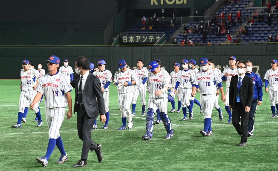 　あと一歩で優勝を逃し、沈むホンダ熊本ナイン（撮影・高石航平）