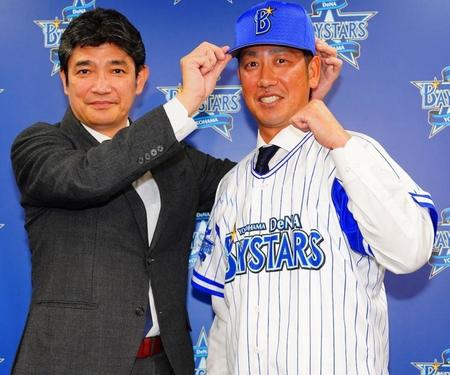 　三原一晃球団代表（左）に帽子をかぶせてもらうＤｅＮＡ・藤田＝球団提供