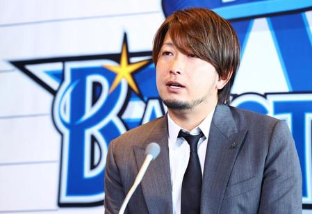 　契約更改を終え会見を行う三嶋（代表撮影）