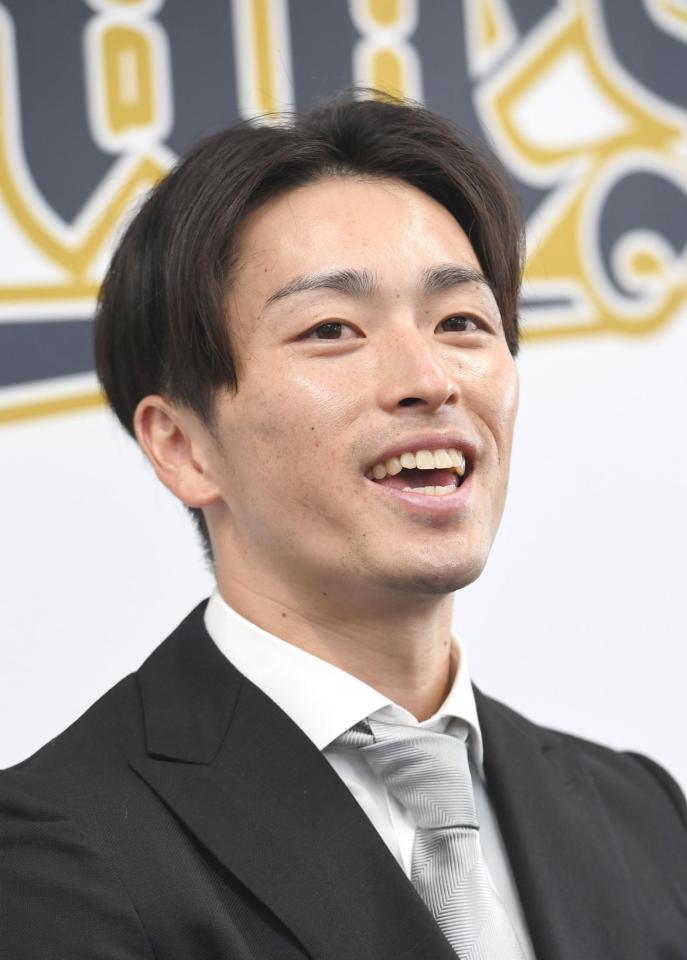 　大幅アップに笑顔を見せる福田（撮影・佐々木彰尚）