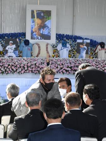 　田淵幸一氏、江夏豊氏（右から）にあいさつする新庄ビッグボス（撮影・佐藤厚）