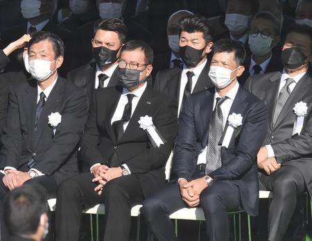 　野村克也さんの映像を見つめる矢野監督（前列右）と原監督（同２人目）＝撮影・西岡正