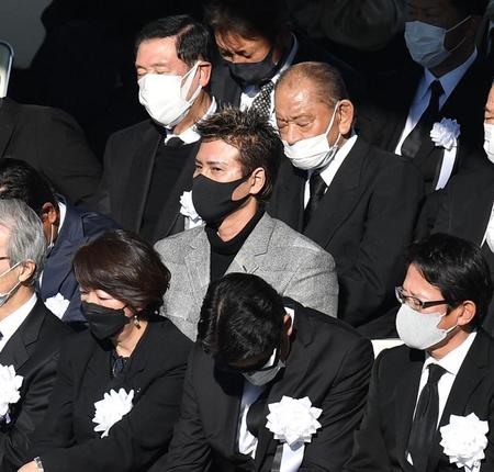 　しのぶ会に参列する新庄ビッグボス（中央）＝撮影・西岡正