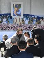 　田淵幸一氏、江夏豊氏（右から）にあいさつする新庄ビッグボス（撮影・佐藤厚）