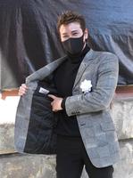 　野村克也さんから譲り受けたヴェルサーチのジャケットを披露する日本ハム・新庄監督（撮影・西岡正）