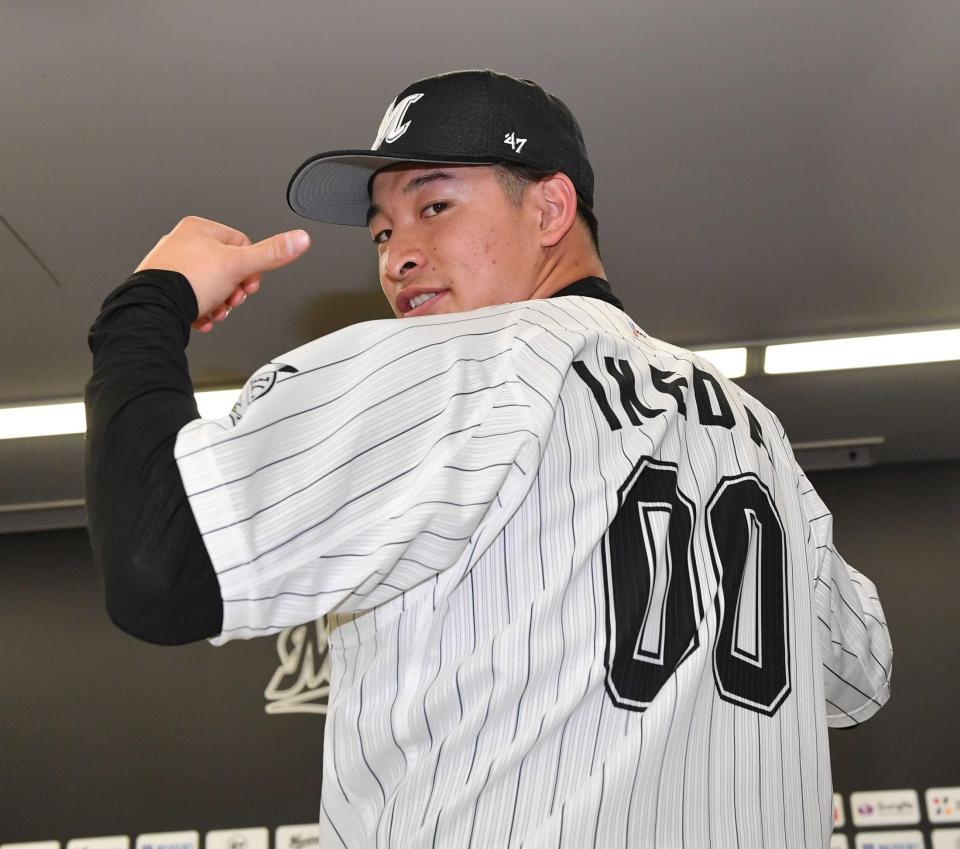 　鳥谷から引き継いだ背番号「００」を披露する池田（撮影・西岡正）