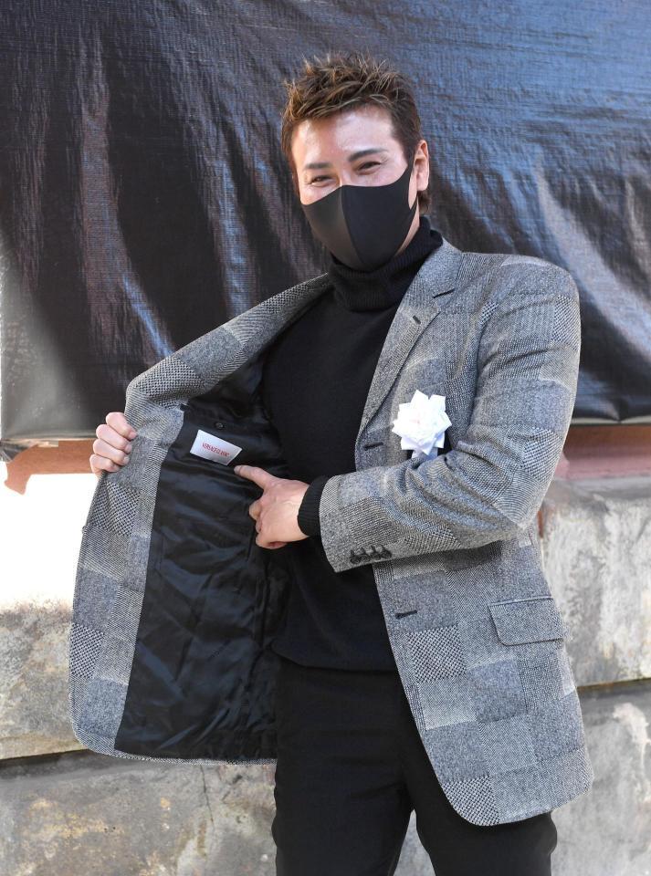 　野村克也さんから譲り受けたヴェルサーチのジャケットを披露する日本ハム・新庄監督（撮影・西岡正）