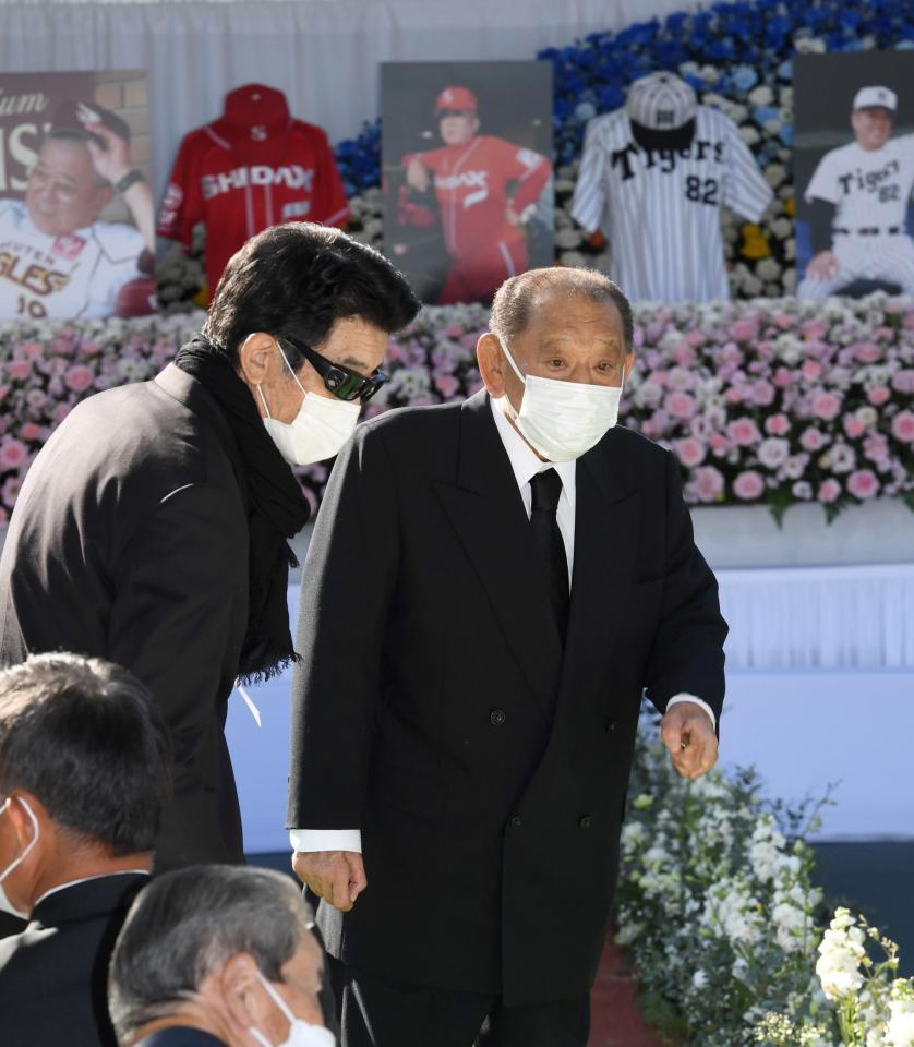 　江本孟紀氏（左）と話す江夏豊氏（撮影・佐藤厚）