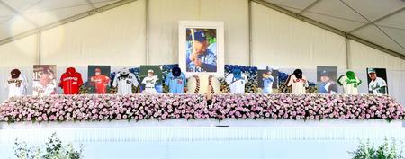 　在籍した球団の写真とユニホームで彩られた野村克也さんの祭壇（撮影・西岡正）