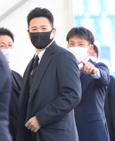 　「野村克也をしのぶ会」に参列した楽天・田中将とヤクルト・嶋（撮影・堀内翔）