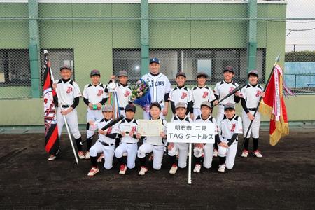 　栗山巧杯で６年生の部優勝チームと記念撮影する西武・栗山（中央）