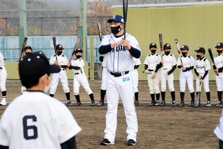 　野球教室で打撃指導する西武・栗山