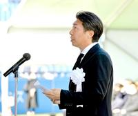 　弔辞を読む高津監督